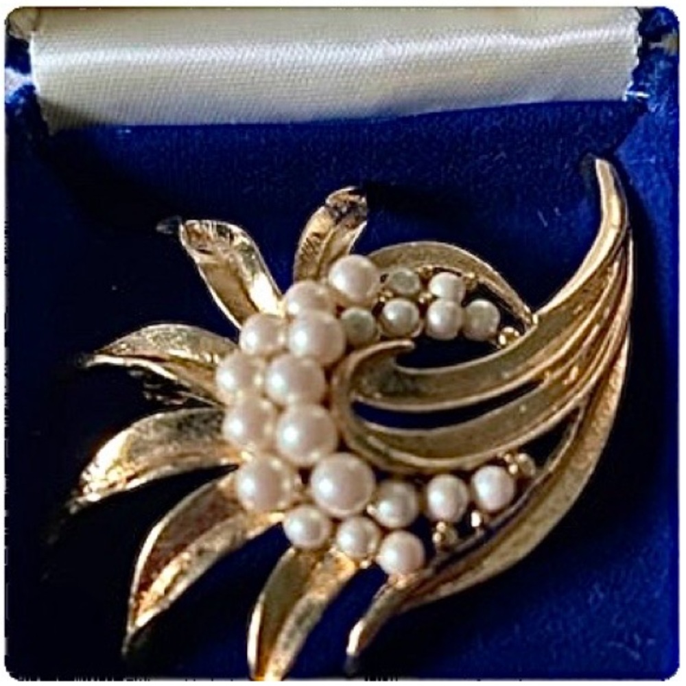 Monet Costume Jewelry Pearl Brooch